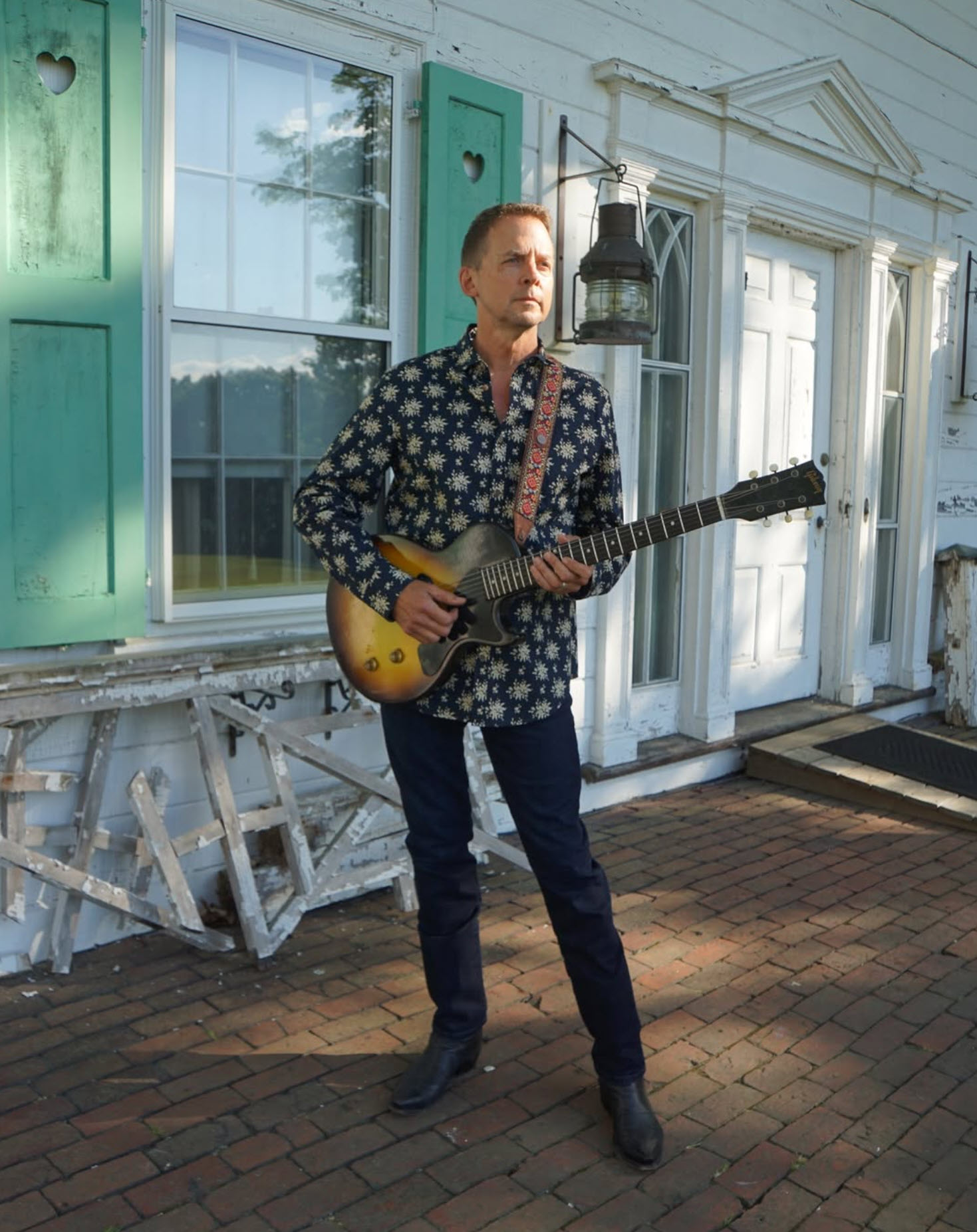 Julien Kasper with guitar